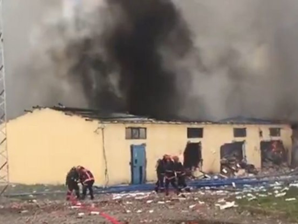 Взрывы были слышны в радиусе 50 километров: В Турции горел завод по производству фейерверков, погибли 2 человека (ФОТО, ВИДЕО)