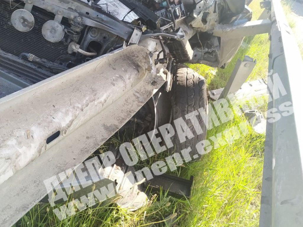 Водитель превысил скорость: Авто Toyota Prado в Днепре врезалось в отбойник (ФОТО)