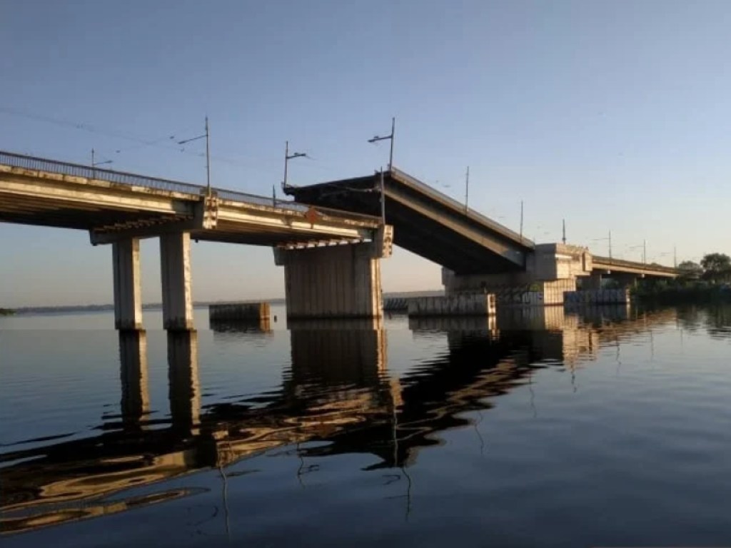 В Николаеве утром внезапно развелся мост через реку: движение транспорта заблокировано (ФОТО, ВИДЕО)
