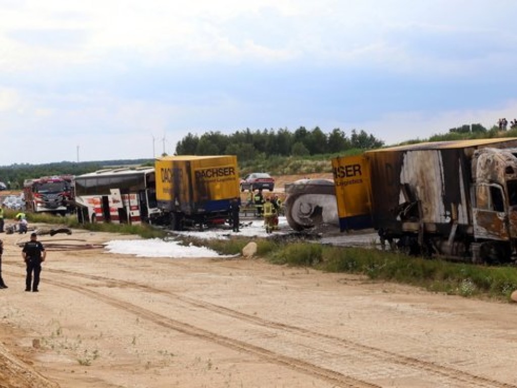 Грузовик и автобус столкнулись в Польше: травмированы 32 человека, среди них &#8212; украинцы (ФОТО)
