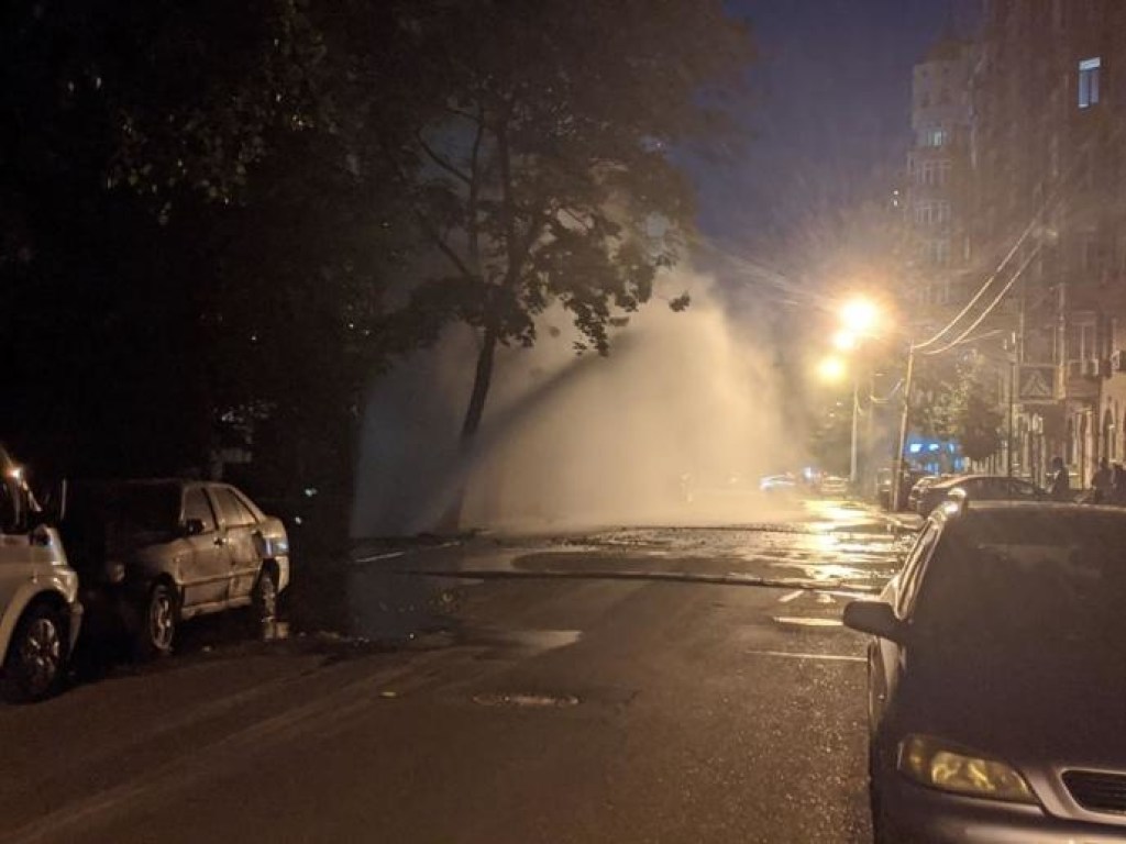 На столичном Подоле прорвало трубу: вода била струей в 10 метров (ФОТО, ВИДЕО)