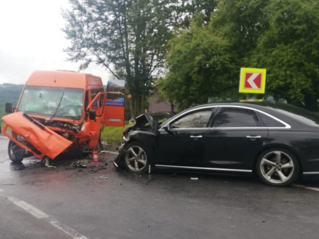 11 пострадавших: во Львовской области произошло ДТП с микроавтобусом (ФОТО)