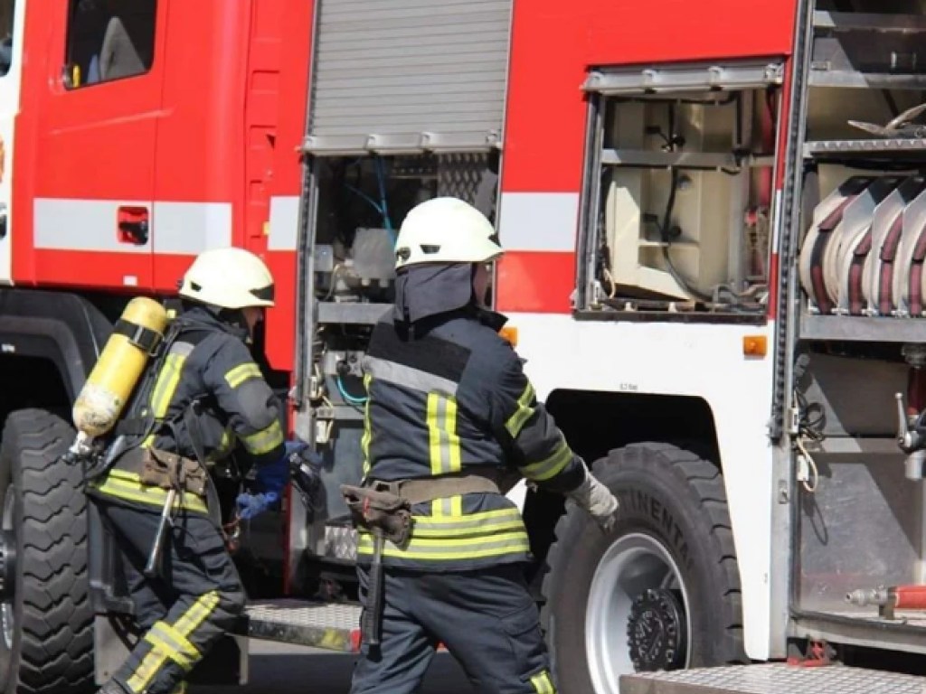 Перекрыта дорога к аэропорту: в Киеве возле гаражей и ресторана начался пожар (ВИДЕО)
