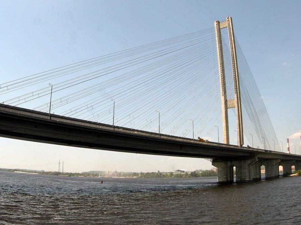 До конца лета в Киеве ограничили движение транспорта на Южном мосту