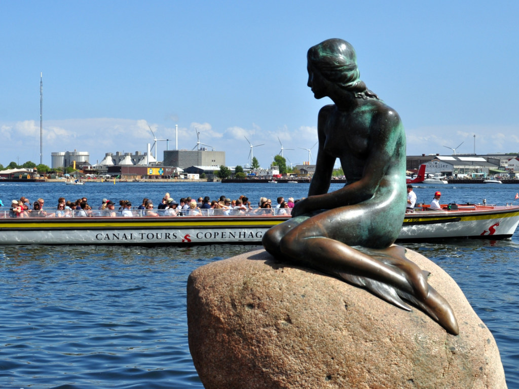 В Дании вандалы осквернили легендарную статую Русалочки в порту (ФОТО)