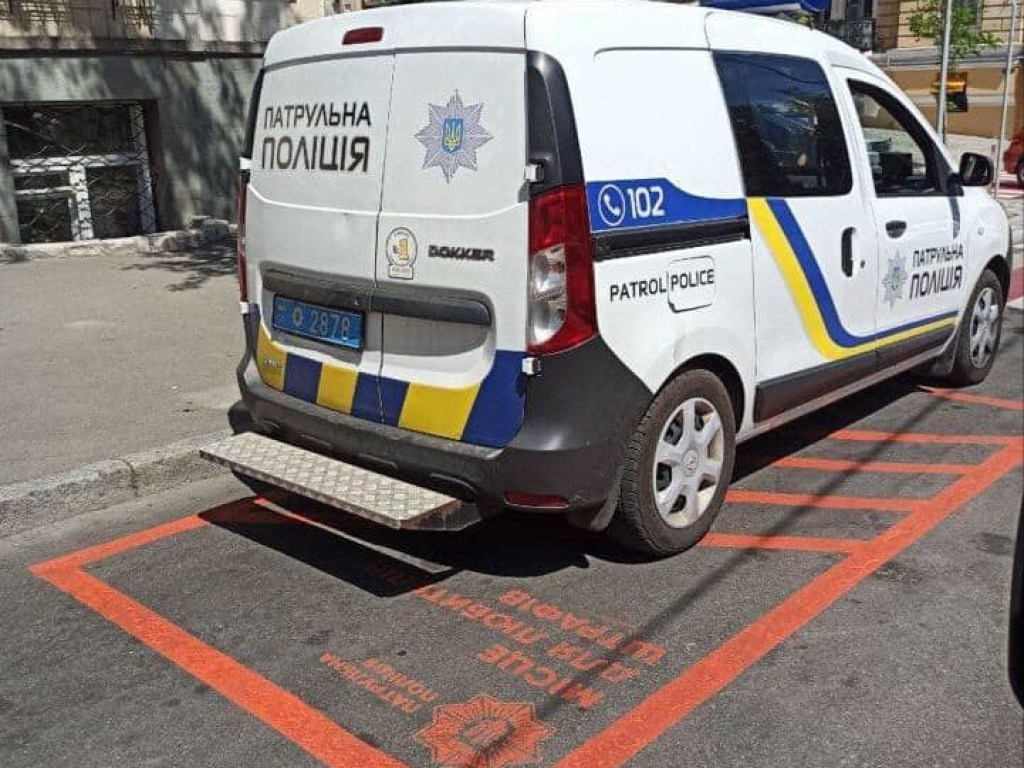 «Для штрафников»: в Киеве полицейские отличились на парковке (ФОТО)