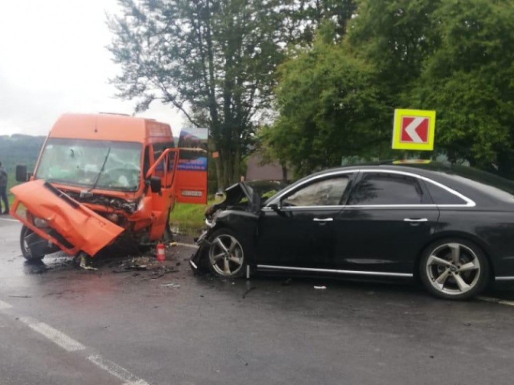 Volkswagen выехал на «встречку»: в результате ДТП на автодороге «Киев-Чоп» госпитализированы 11 человек (ФОТО)