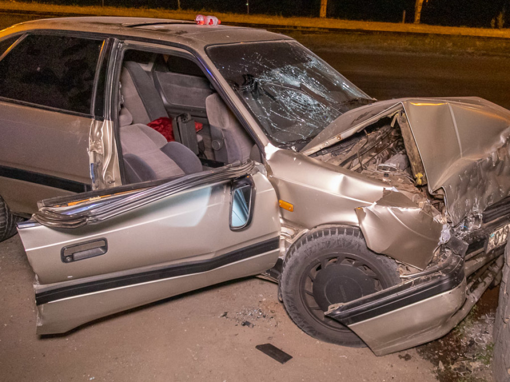 В Днепре в результате ДТП авто Mazda врезалось в элемент автозаправки (ФОТО, ВИДЕО)