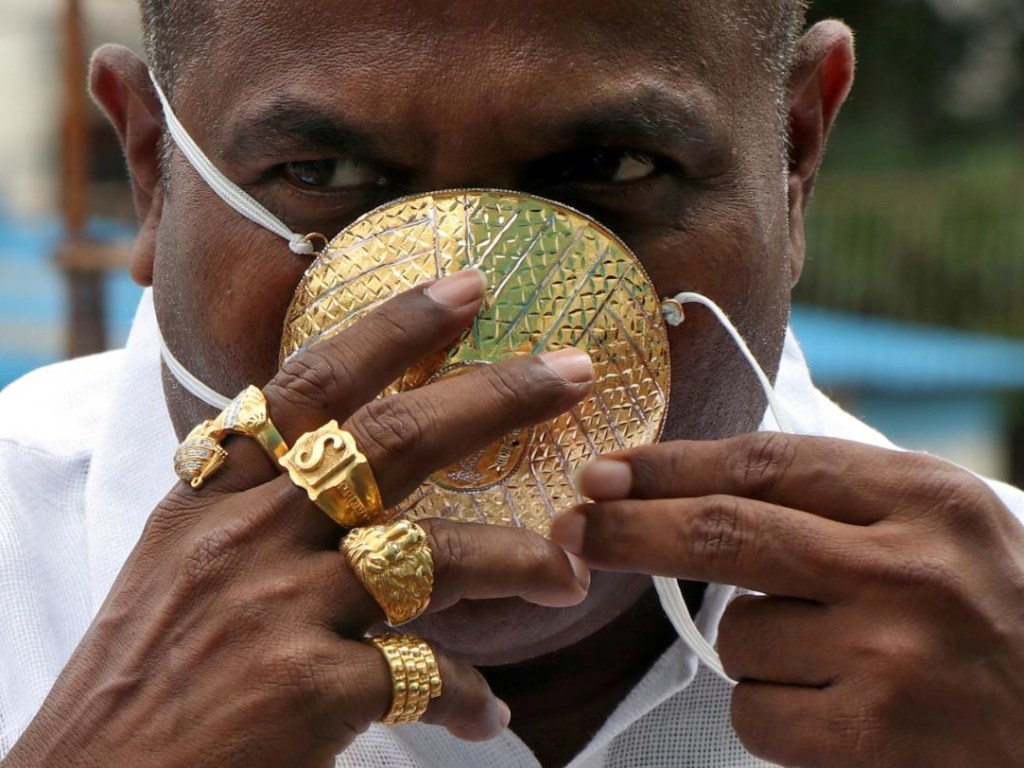 Индийский бизнесмен сделал себе золотую маску для защиты от коронавируса (ФОТО)