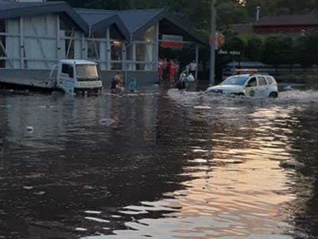 Мощный ливень затопил улицы в Черкассах (ФОТО)