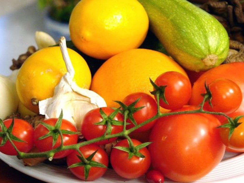 Эксперты сообщили, какие овощи и фрукты не стоит чистить перед употреблением