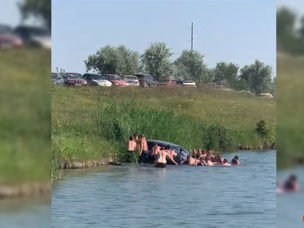 Отдыхающие вытаскивали иномарку из воды под Днепром (ФОТО, ВИДЕО)