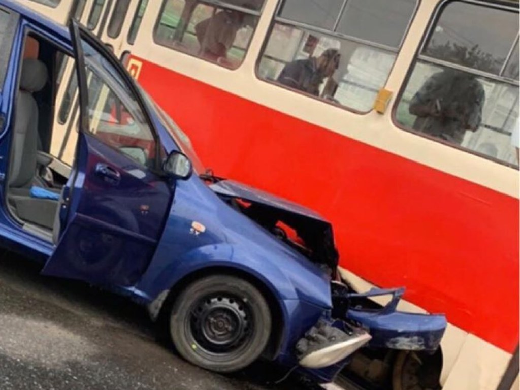На Троещине в Киеве Chevrolet врезался в трамвай (ФОТО)