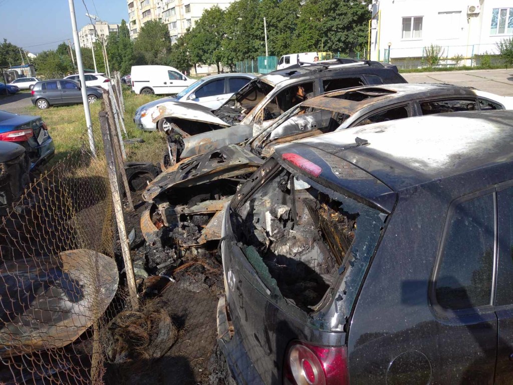 Ночью в Харькове на парковке сгорело четыре автомобиля (ФОТО)