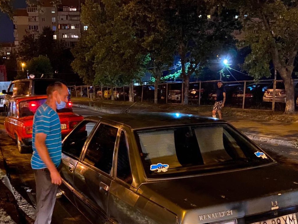 На столичном проспекте пьяный водитель буксировал «Ладу» без колеса (ФОТО)