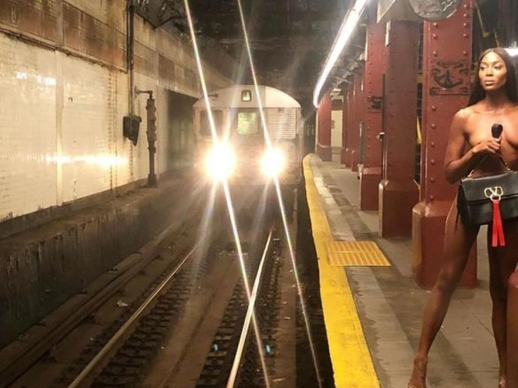 50-летняя Наоми Кэмпбелл проехалась в метро нагишом и взбудоражила Сеть (ФОТО)