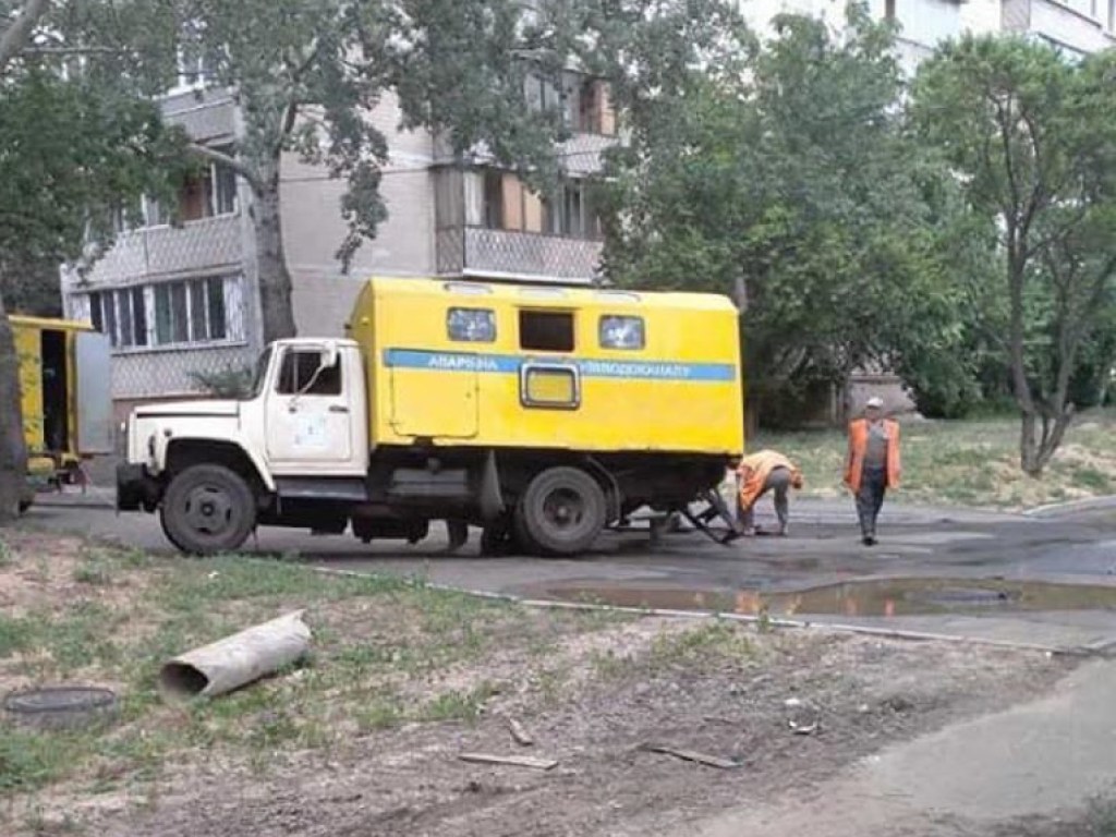 На Виноградаре в Киеве грузовик коммунальщиков угодил в яму (ФОТО)