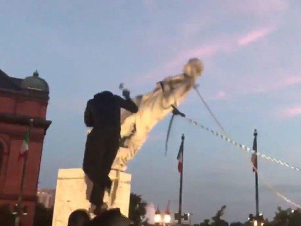 Протестующие снесли мраморную статую Колумбу в США (ФОТО, ВИДЕО)