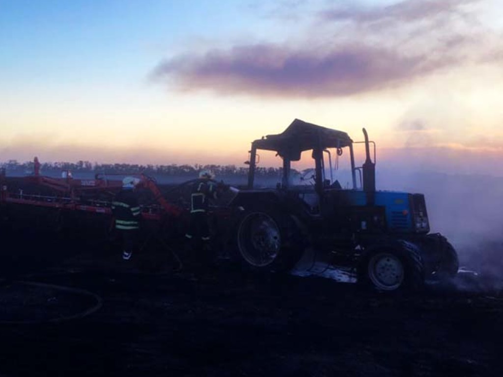 Во время сбора рожая под Днепром сгорел трактор (ФОТО)