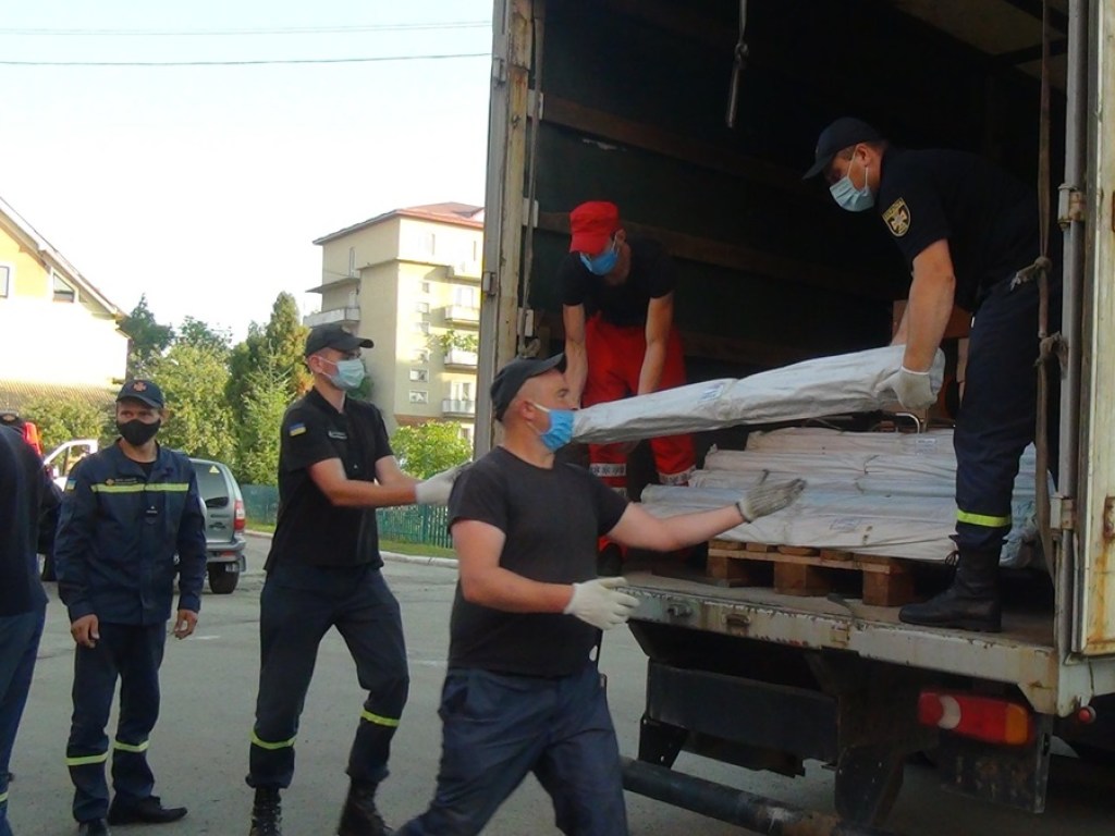 Словакия передала Украине помощь для преодоления последствий наводнения (ФОТО)