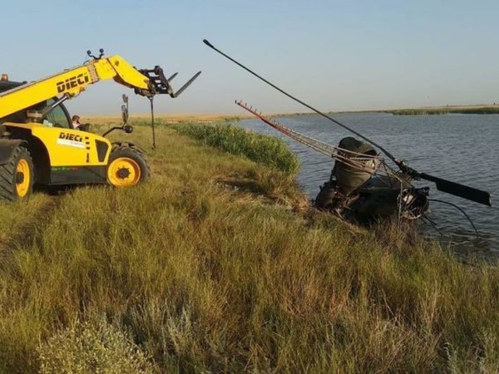 В РФ в водоем упал частный вертолет: один человек погиб, один получил травмы (ФОТО)