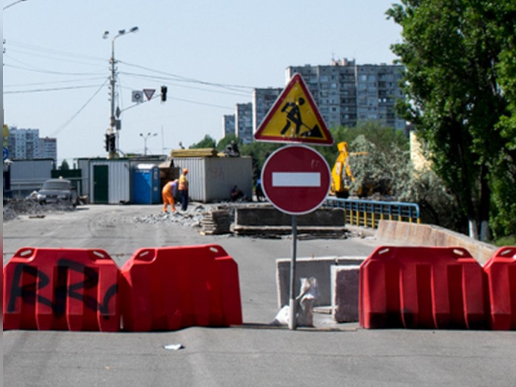 Путепровод на Братиславской в Киеве перекрыли до августа (ФОТО)