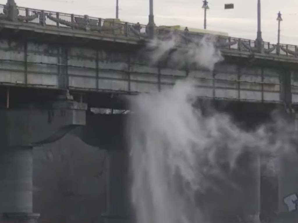 На столичном мосту Патона прорвало трубу: образовался «водопад» (ВИДЕО)