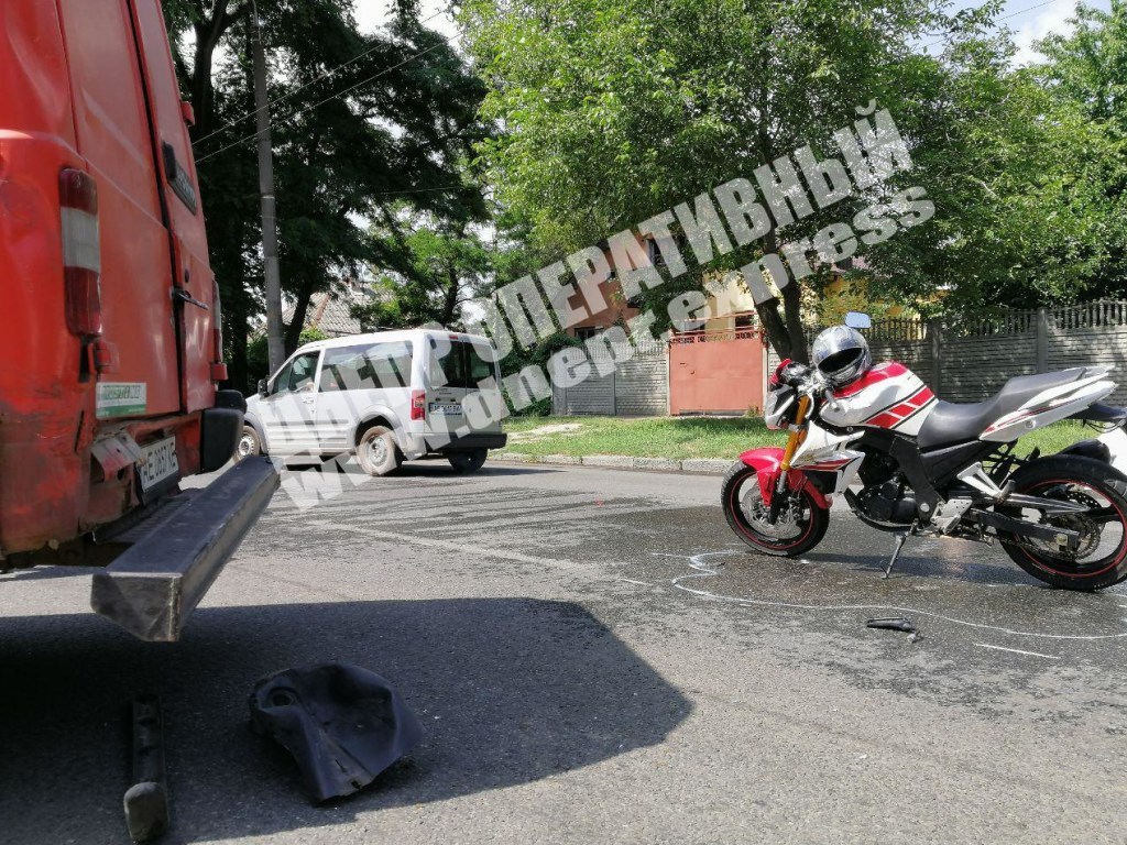 В Днепре на Богдана Хмельницкого мотоциклист взял микроавтобус на таран (ФОТО)