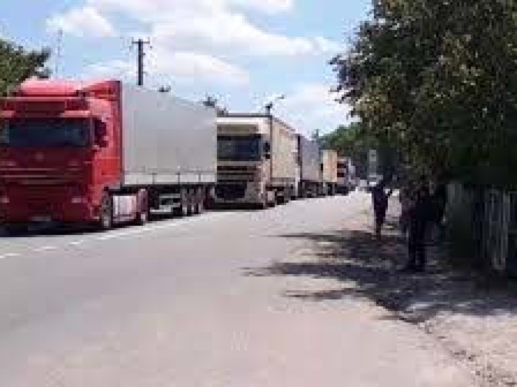 В Черновицкой области люди снова перекрыли трассу Черновцы – Житомир: выступают против укрупнения района (ВИДЕО)