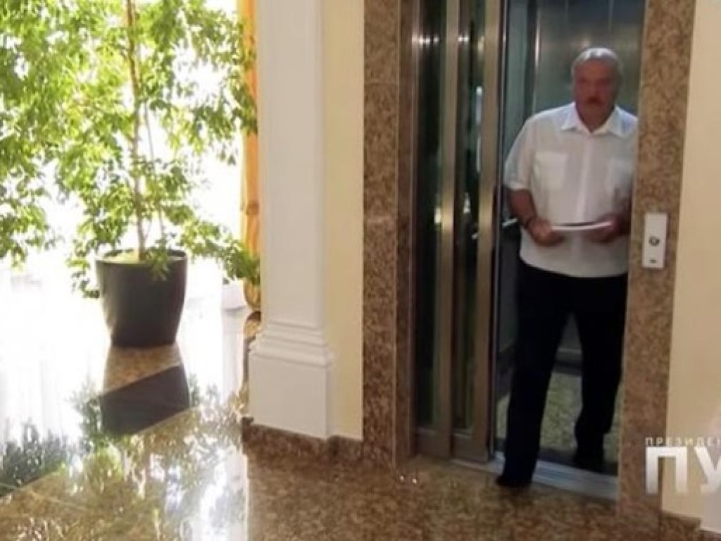 «Уважаю труд уборщиц»: Лукашенко пришел на интервью босым (ФОТО, ВИДЕО)
