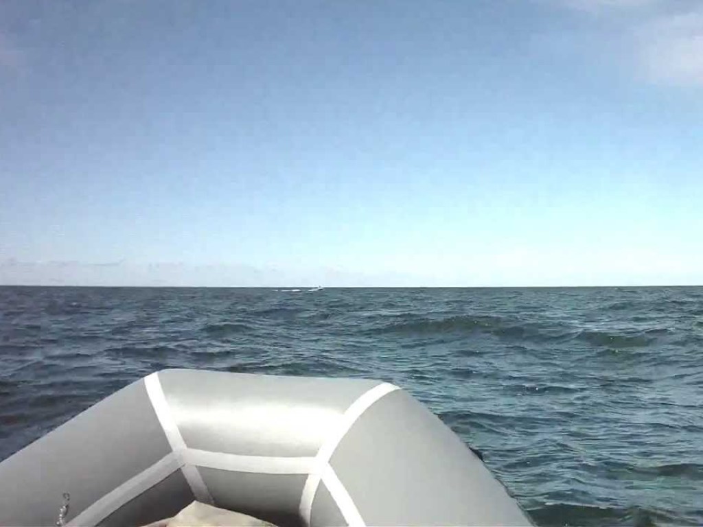 Мужчину на надувной лодке без весел унесло в Азовское море