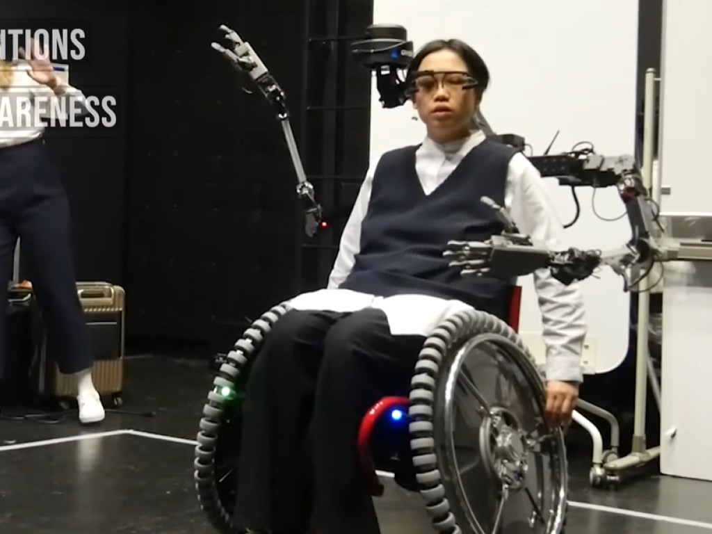 Японские инженеры разработали инвалидное кресло с механическими манипуляторами и удаленным управлением (ФОТО, ВИДЕО)