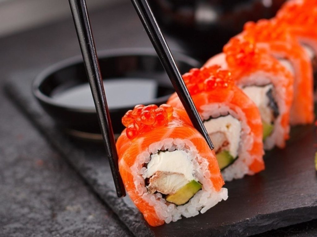 Гастроэнтеролог объяснил, чем опасны блюда японской кухни