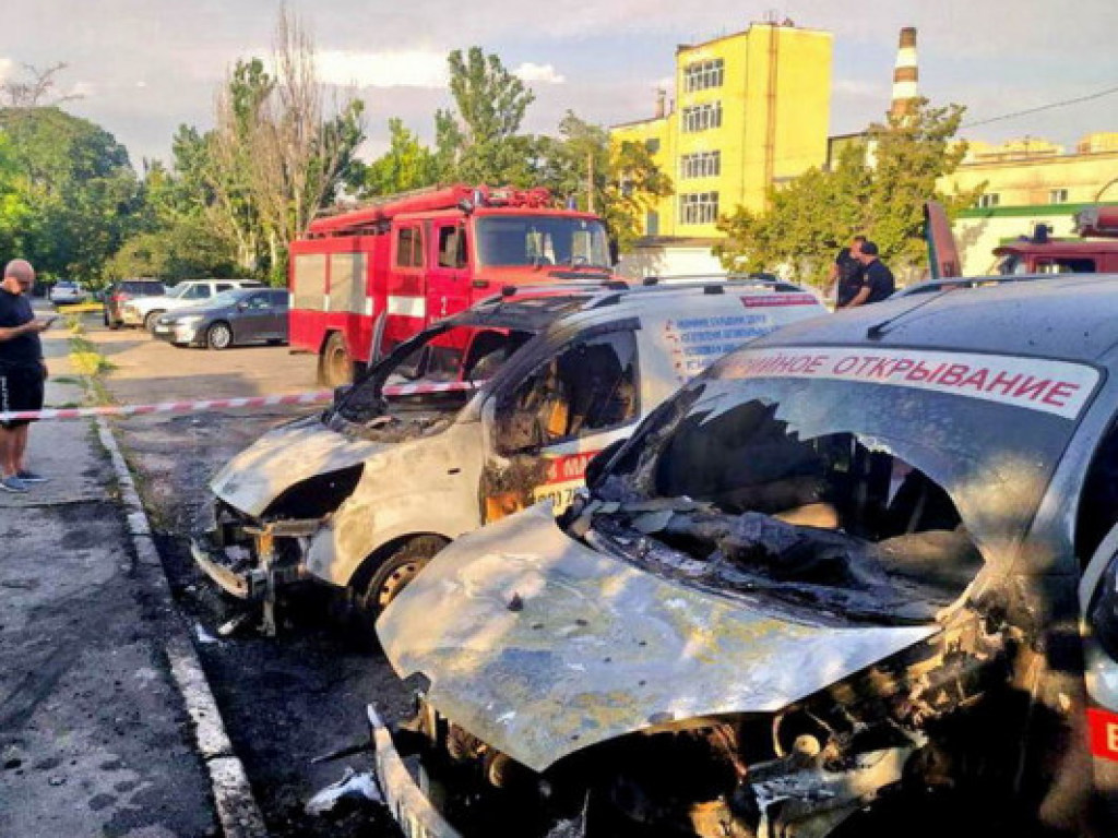 В Одессе подожгли два автомобиля (ФОТО, ВИДЕО)