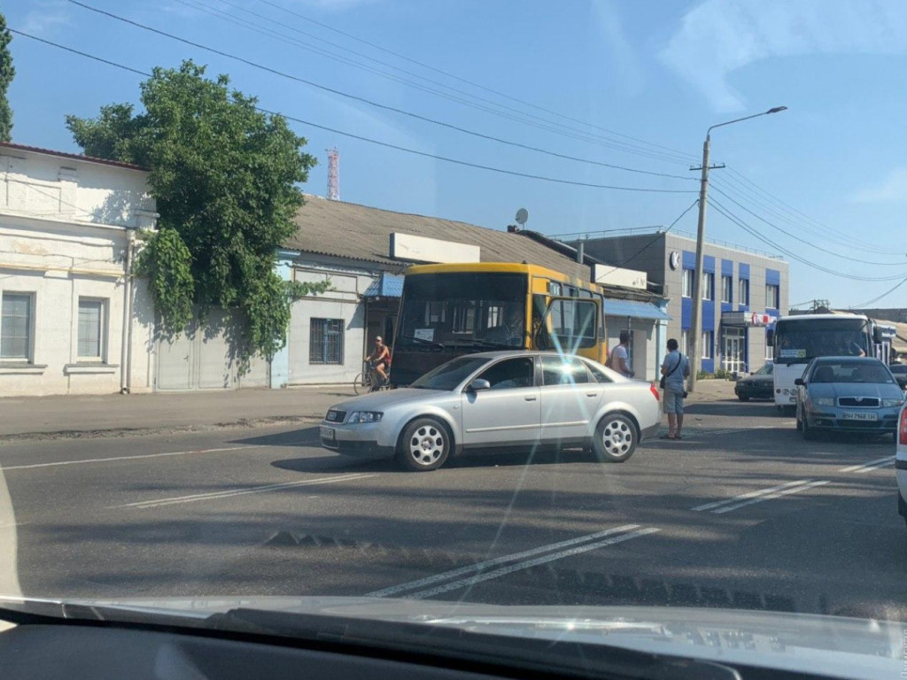 Маршрутка угодила в ДТП с Audi в Одессе (ФОТО)