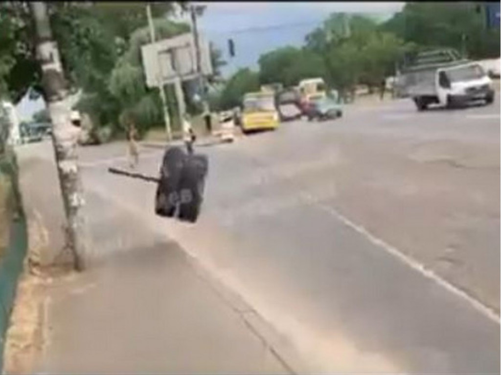 «Едва не пострадал пешеход»: в Киеве у маршрутки на ходу оторвалось колесо (ВИДЕО)