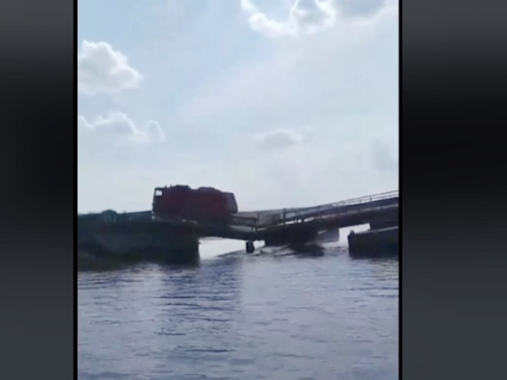 Под весом фуры в Николаевской области прогнулся понтонный мост (ФОТО, ВИДЕО)