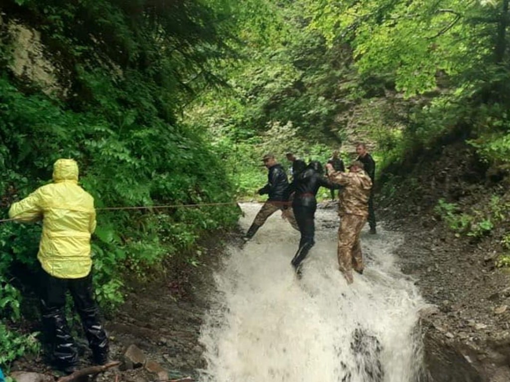 На Ивано-Франковщине сотрудники ГСЧС спасли туристов: заблудились, потеряв ориентиры во время ливня