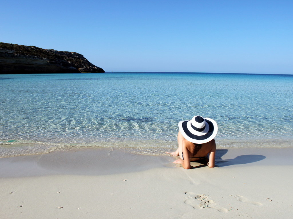 В Италии на пляже нудистов оштрафовали за неподобающее поведение в общественном месте