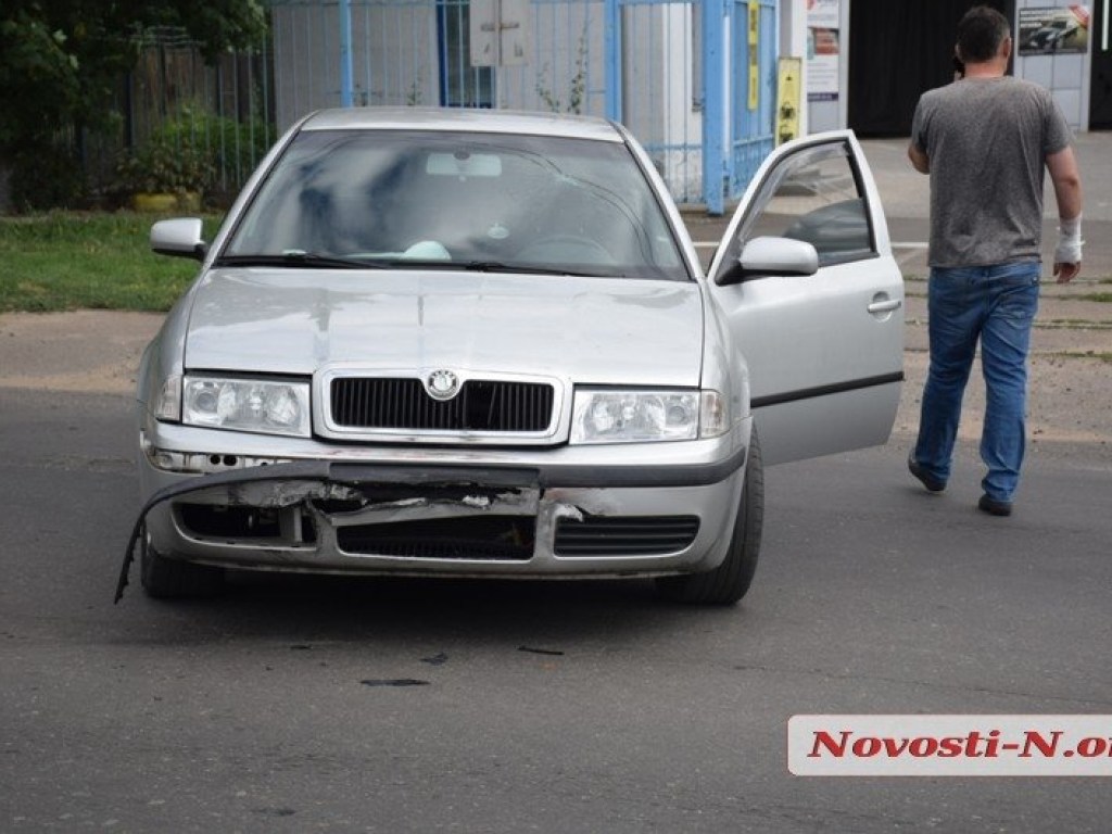 В Николаеве в результате столкновения двух авто образовалась огромная пробка (ФОТО)