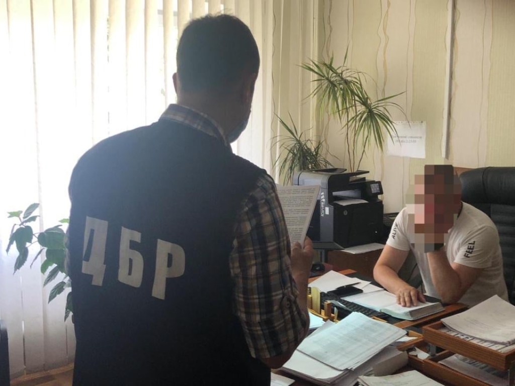 Вне пункта пропуска: экс-пограничника подозревают в незаконном пропуске Порошенко за границу