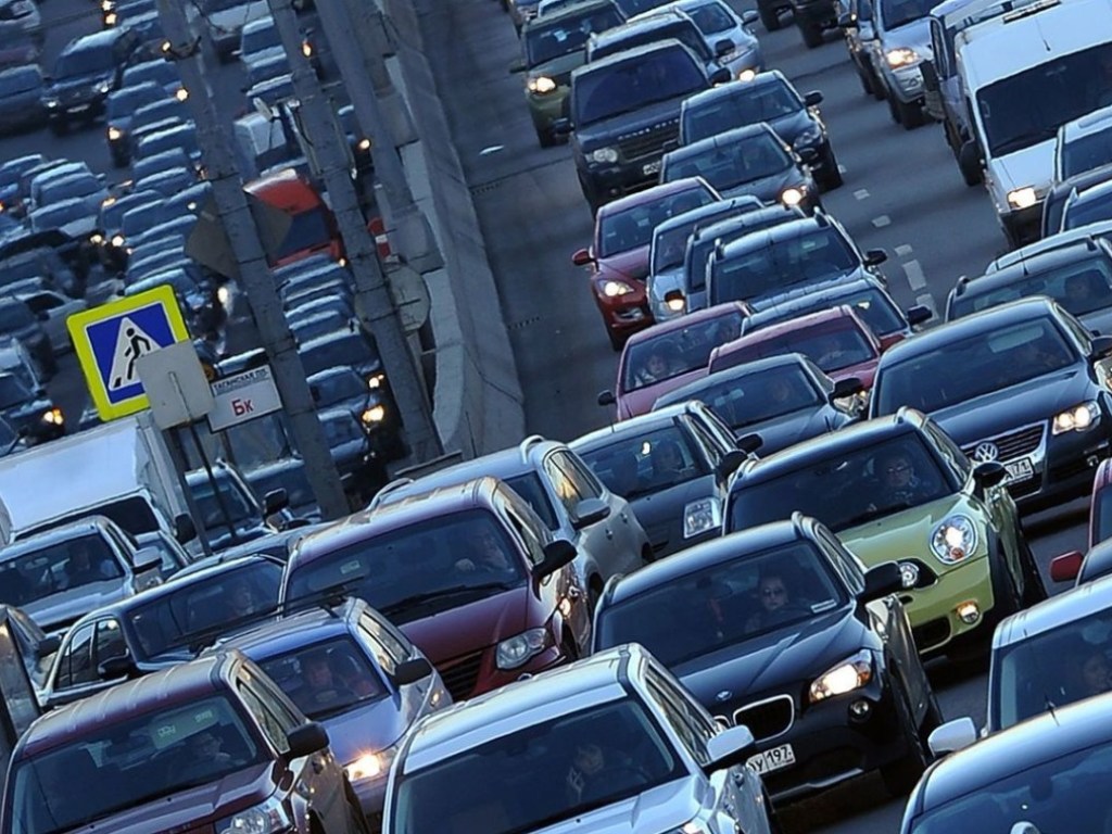 Утром в Киеве образовались масштабные автомобильные заторы на дорогах (КАРТА)