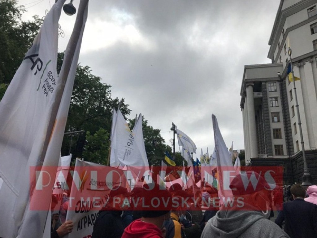 В Киеве митингуют аграрии из 5 областей: требуют выдачи обещанной Кабмином компенсации за потери урожая (ФОТО, ВИДЕО)