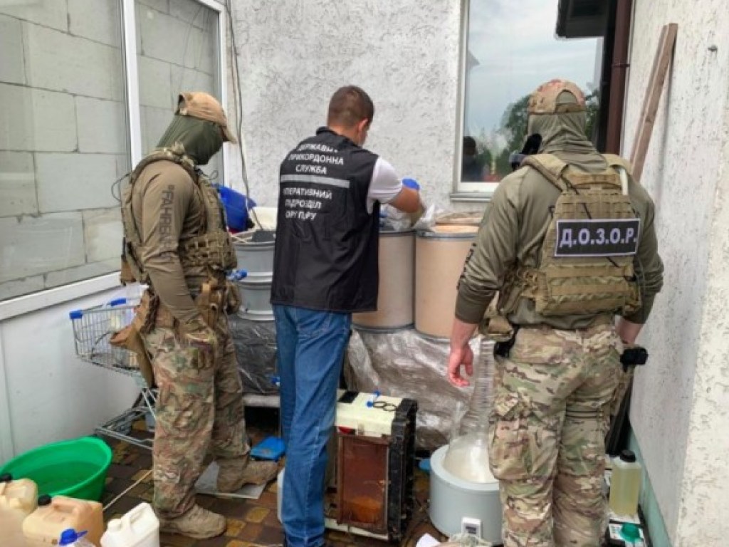 Изъяты килограмм амфетамина, 3 тонны прекурсоров: в Украине задержана группа наркоторговцев (ФОТО, ВИДЕО)