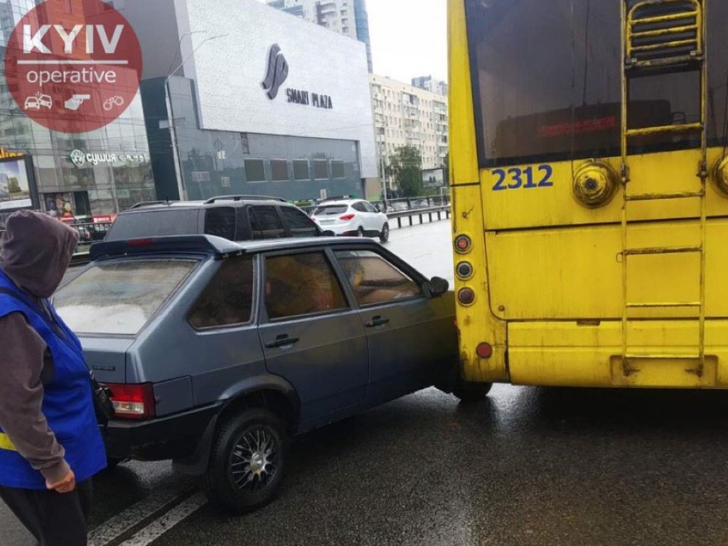 В Киеве возле Политеха легковушка врезалась в троллейбус: образовалась пробка (ФОТО)