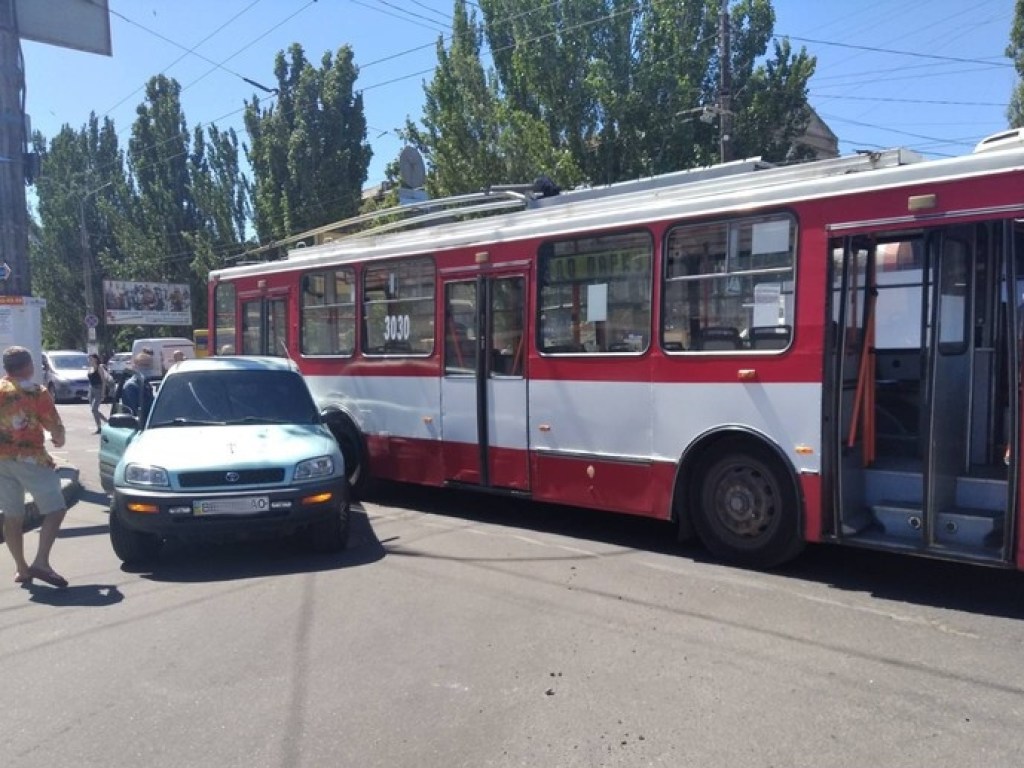 В Николаеве произошло столкновение троллейбуса и Toyota (ФОТО)