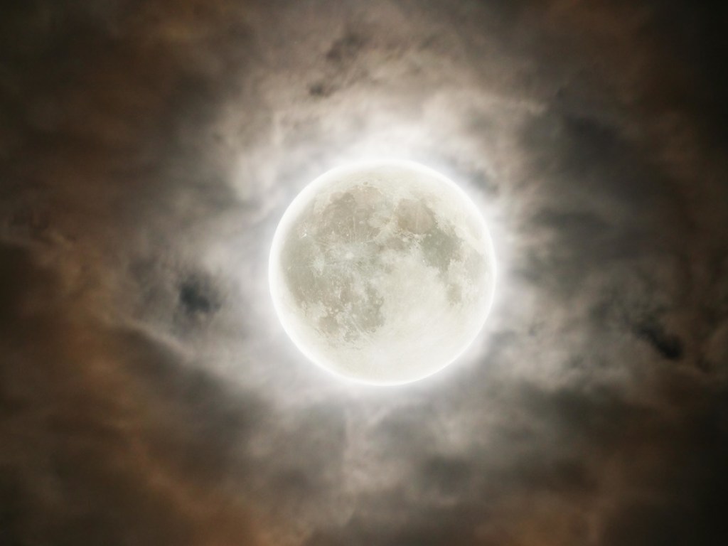 Ученые объяснили происхождение загадочного вещества на Луне