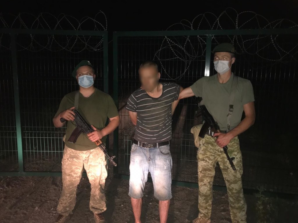Акробатика на заборе: потуги нарушителя украинско-российской границы попали на камеру