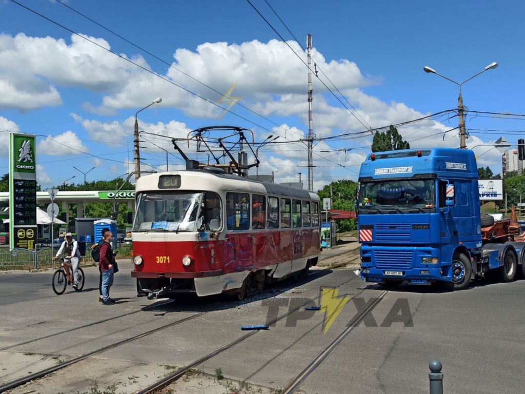 В Харькове фура врезалась трамвай (ФОТО)