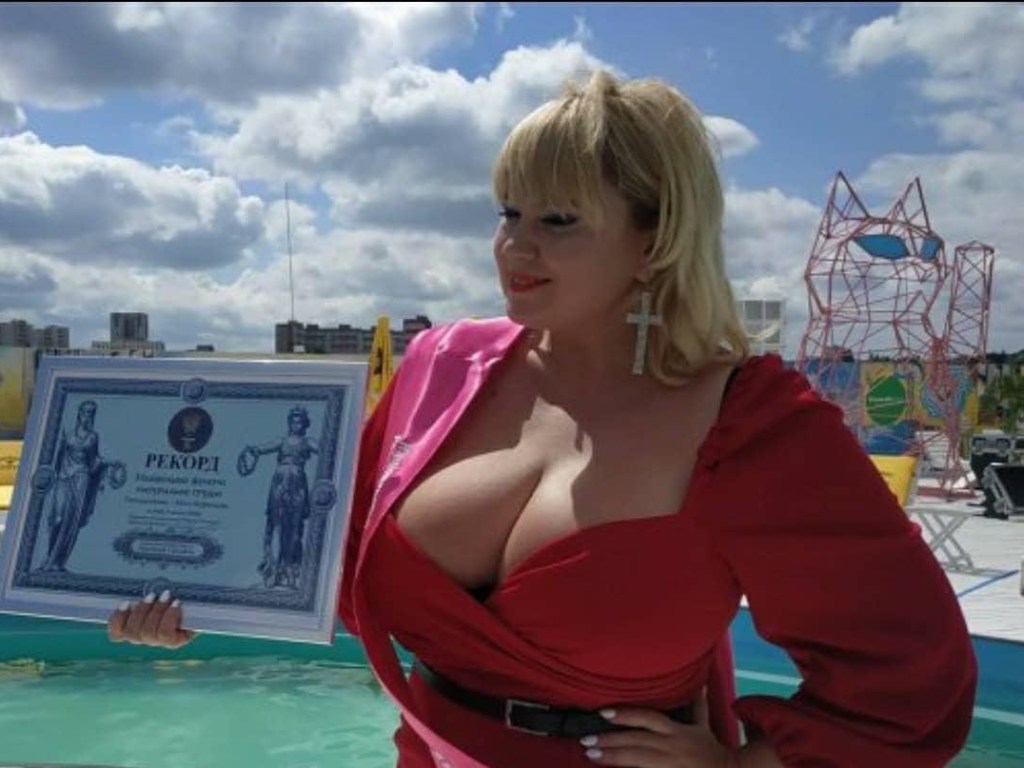 Украинская модель с 13-м натуральным размером груди установила рекорд (ФОТО)